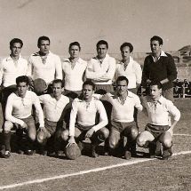 Formación del Tenerife en su visita a Alcoy. De izquierda a derecha, Padrón, Miranda, Pérez Andreu, Lolo, Villar, Santi (de pie), Tomás, Julito, Roth, Antonio y Antó (ACAN)