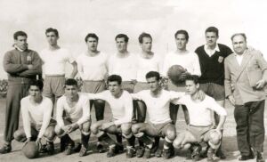 De izquierda a derecha, Cuco, García, Tosco, Felipe, Villar, Padrón, Santi, (de pie), Tomás, Evaristo, Galán, Herrera y Antó (ACAN) 