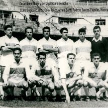 Formación blanquiazul en el Santiago Bernabéu, antes del Plus Ultra-Tenerife. De izquierda a derecha, Cuco, Enguidanos, Villar, Colo, Tosco, Álvaro, Santi (de pie), Padrón, Santos, Prendes, Herrera y Álvarez. (ACAN)