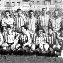 Formación blanquiazul en Vallecas. De izquierda a derecha, Ñito, Colo, Correa, Álvaro, Borredá, Villar, Santi (de pie), Zubillaga, Santos, Padrón, Vicedo, Domínguez y Rogelio Alberto, masajista (ACAN)