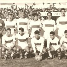 Formación en un partido de Copa contra el Atlético Baleares, en la temporada 62/62. De izquierda a derecha, Ñito, Felipe, Borredá, Álvaro, Padrón, Sicilia (de pie), Paquillo, Santos, Gilberto, Martín y Beitia (ACAN)