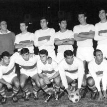 Formación blanquiazul en el Tenerife-Celta de la temporada 66-67. De izquierda a derecha, Gómez, Morín, Molina, Álvaro, Rincón, Sicilia (de pie), Santiago, Castro, Barrios, Gilberto y Erasto (ACAN)