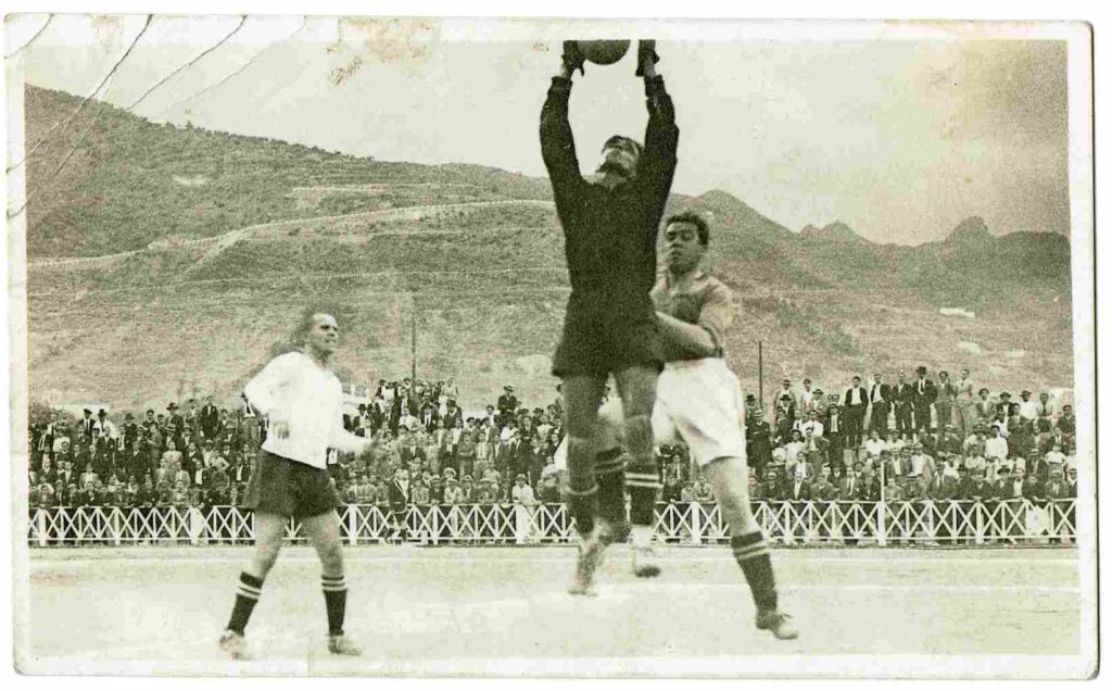 Julio Fernández atrapa el balón ante Dixie Dean y bajo la atenta mirada de Rafael Morera, en el tercer partido jugado en el Stadium (EVERTON FC HERITAGE SOCIETY)