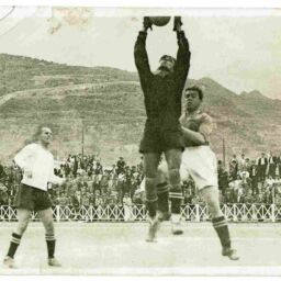 Julio Fernández atrapa el balón ante Dixie Dean y bajo la atenta mirada de Rafael Morera, en el tercer partido jugado en el Stadium (EVERTON FC HERITAGE SOCIETY)