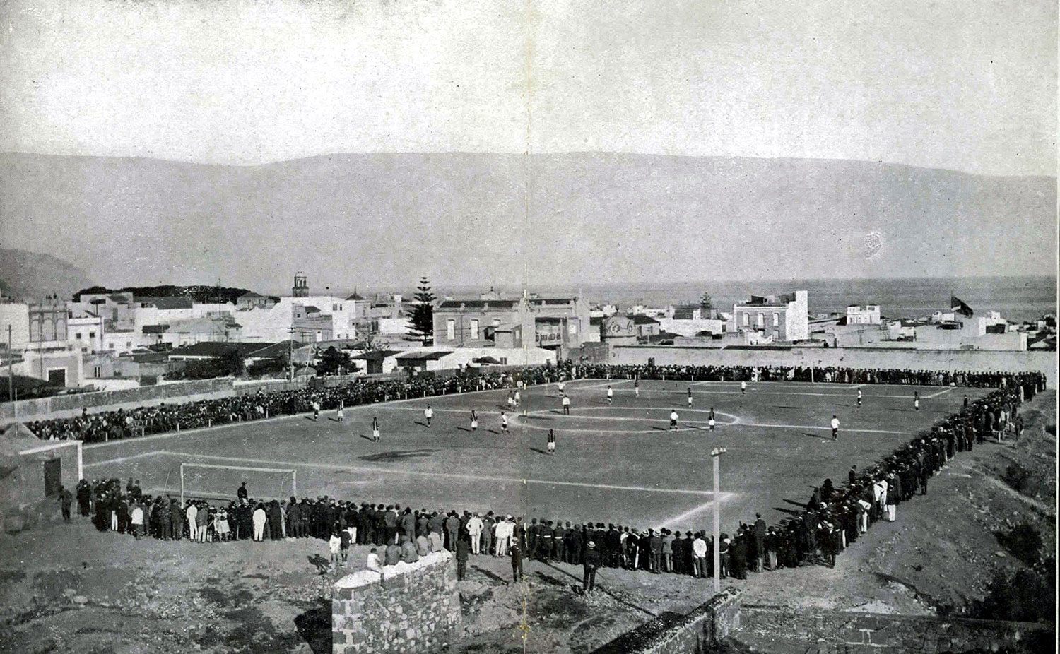 Panorámica del antiguo campo localizado en la calle Miraflores, hacia 1922 (ACAN)