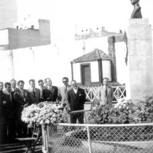 Un instante del acto de descubrimiento del busto dedicado a la memoria del expresidente, que se celebró el 4 de marzo de 1951 en la explanada situada sobre la grada de Herradura (ACAN)