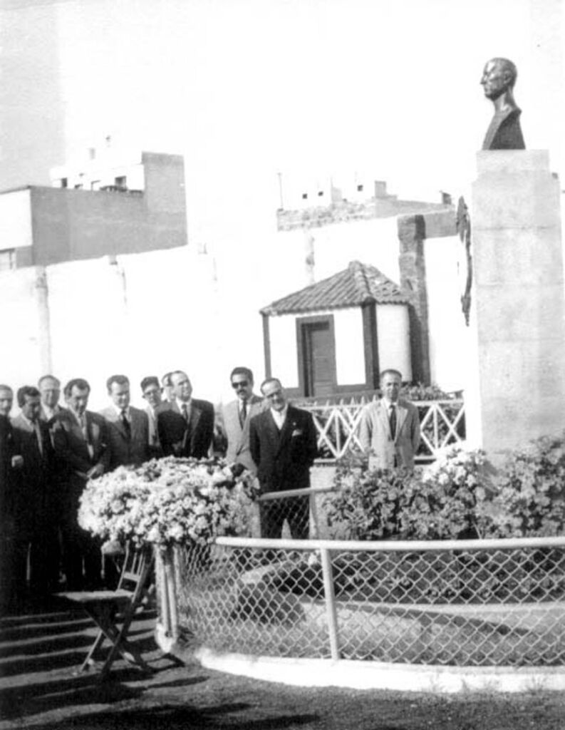 Un instante del acto de descubrimiento del busto dedicado a la memoria del expresidente, que se celebró el 4 de marzo de 1951 en la explanada situada sobre la grada de Herradura (ACAN)