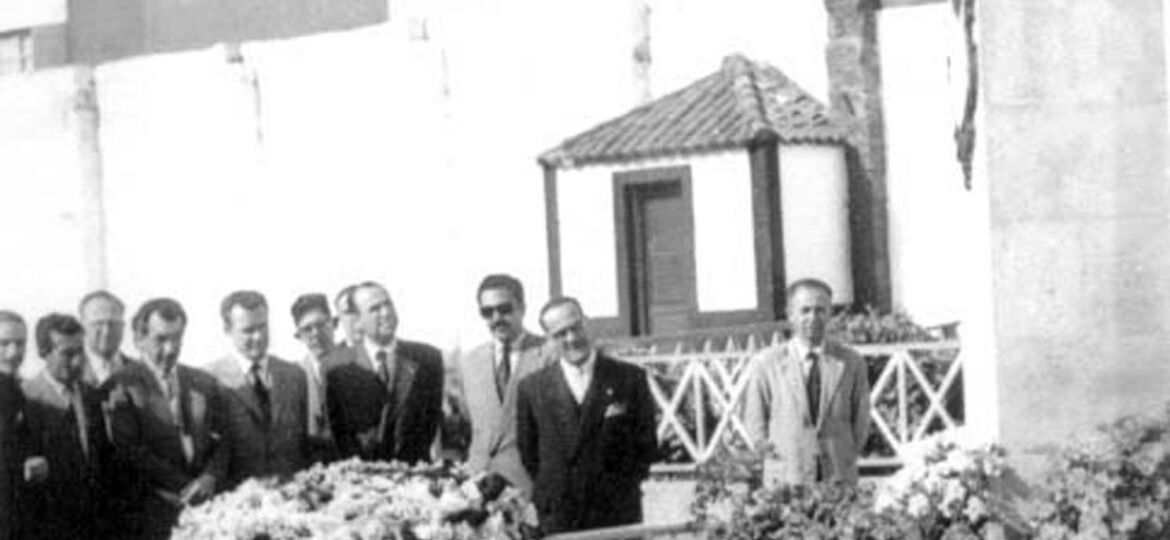 Un instante del acto de descubrimiento del busto dedicado a la memoria del expresidente, que se celebró el 4 de marzo de 1951 en la explanada situada sobre la grada de Herradura (ACAN)