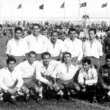 Formación del Tenerife en Tetuán. De izquierda a derecha, Cuco, Tomás, Isal, Chicho, Perla, Villar, Padilla (de pie), Óscar, Julito, Antonio, Arroyo, Martín y Rogelio Alberto (ACAN)