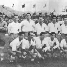 Formación del Tenerife en la temporada 1955-1956. De izquierda a derecha, Cuco, Julito, Isal, Perla, Óscar, Villar (de pie), Tomás, Chicho, Munné, Padrón y Manolín (ACAN)