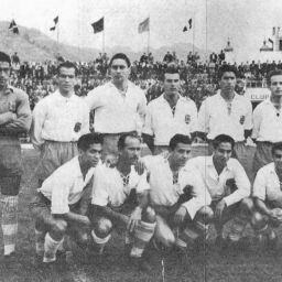 Formación del Tenerife en la temporada 1955-1956. De izquierda a derecha, Cuco, Julito, Isal, Perla, Óscar, Villar (de pie), Tomás, Chicho, Munné, Padrón y Manolín (ACAN)