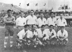 Formación del Tenerife en la temporada 1955-1956. De izquierda a derecha, Cuco, Julito, Isal, Perla, Óscar, Villar (de pie), Tomás, Chicho, Munné, Padrón y Manolín (ACAN)