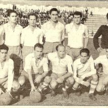 Formación del Tenerife en su partido contra el Cádiz. De izquierda a derecha, Julito, Tosco, Villar, Isal, Alemán, Benigno (de pie), Tomás, Antonio, Lozano, Padrón y Manolín (ACAN)