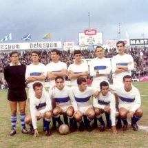 Formación blanquiazul en la temporada 67-68. De izquierda a derecha, Gómez, Godoy, Rincón, Álvaro, Óscar, Sicilia (de pie), Pepe Juan, Bernal, Barrios, Cabrera y Paquillo (ACAN)