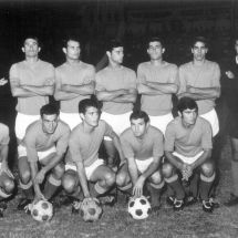 Formación blanquiazul en la temporada 68-69. De izquierda a derecha, Lino, Godoy, Seo, Álvaro, Mingole, Lesmes, Del Castillo (de pie), Juanito, Toni, Barrios, Morín y Francis (ACAN)