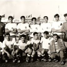 Formación blanquiazul en la temporada 69-70. De izquierda a derecha, Del Castillo, Quico, Molina, José Luis, Lesmes, Roberto, Domingo (de pie), José Adelto, González, Marrero, Cabrera, Juanito y Rogelio Alberto (masajista) (ACAN)