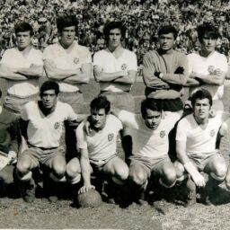Formación blanquiazul, el 6 de febrero de 1972, ante el Pontevedra. De izquierda a derecha, Pepito, Molina, Óscar, Domingo, Esteban, Cabrera (de pie), Onésimo, Juanito, Bergara, José Juan, Mauro y Laguna (ACAN)