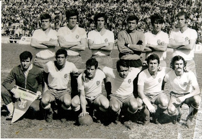 Formación blanquiazul, el 6 de febrero de 1972, ante el Pontevedra. De izquierda a derecha, Pepito, Molina, Óscar, Domingo, Esteban, Cabrera (de pie), Onésimo, Juanito, Bergara, José Juan, Mauro y Laguna (ACAN)