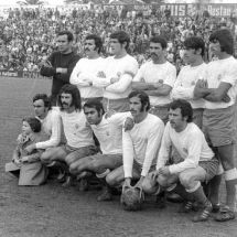 Formación blanquiazul en su visita a Alicante, el 8 de abril de 1973. De izquierda a derecha, Del Castillo, Mauro, Molina, Jorge, Esteban, Roberto (de pie), Felipe, Medina, José Juan, Cabrera y Caamaño (ACAN)