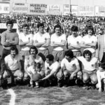 Formación blanquiazul, el 10 de marzo de 1974, en la visita del Nástic de Tarragona. De izquierda a derecha, Nemesio, Lolo, Molina, Kraus, Esteban, Pepito, Manuel Abreu (de pie), Onésimo, Caamaño, Mauro, Cantudo, Jorge y Ferreira (ACAN)