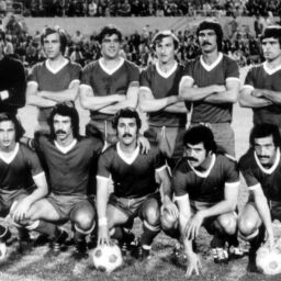 Formación del CD Tenerife, el 12 de febrero de 1975, en su visita copera a la UD Las Palmas. De izquierda a derecha, Domínguez, Estévez, Molina, Lolo, Eduardo, Pepito (de pie), Salvador, Medina, Mauro, Gilberto II y Gilberto I (ACAN)