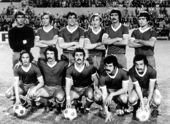 Formación del CD Tenerife, el 12 de febrero de 1975, en su visita copera a la UD Las Palmas. De izquierda a derecha, Domínguez, Estévez, Molina, Lolo, Eduardo, Pepito (de pie), Salvador, Medina, Mauro, Gilberto II y Gilberto I (ACAN)