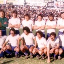 Formación blanquiazul que recibió al Deportivo coruñés, el 19 de febrero de 1977. De izquierda a derecha, Bertinat, Julio, Aparicio, Juan Miguel, Pepito, Hugo Fernández (de pie), Onésimo, Medina, Maciel, Illán, Gilberto y Lolín (ACAN)