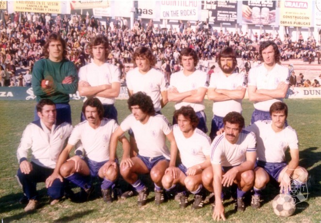 Formación blanquiazul que recibió al Deportivo coruñés, el 19 de febrero de 1977. De izquierda a derecha, Bertinat, Julio, Aparicio, Juan Miguel, Pepito, Hugo Fernández (de pie), Onésimo, Medina, Maciel, Illán, Gilberto y Lolín (ACAN)
