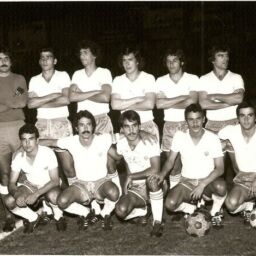Formación blanquiazul, el 8 de octubre de 1977, en la visita del Real Oviedo. De izquierda a derecha, Bertinat, Julio, Meneses, Aparicio, Juan Miguel, Pepito (de pie), Joaquín, Medina, Toño, Salvador y Lolín (ACAN)