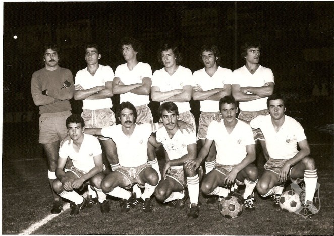 Formación blanquiazul, el 8 de octubre de 1977, en la visita del Real Oviedo. De izquierda a derecha, Bertinat, Julio, Meneses, Aparicio, Juan Miguel, Pepito (de pie), Joaquín, Medina, Toño, Salvador y Lolín (ACAN)