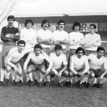 Formación blanquiazul, el 15 de enero de 1979, en su visita al Mirandés. De izquierda a derecha, Domínguez, Aparicio, Manolo, Belmonte, Paco, Navarro (de pie), Abad, Alberto, Julio, Román y Larrañaga (ACAN)