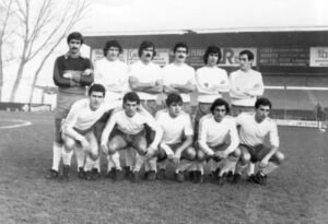 Formación blanquiazul, el 15 de enero de 1979, en su visita al Mirandés. De izquierda a derecha, Domínguez, Aparicio, Manolo, Belmonte, Paco, Navarro (de pie), Abad, Alberto, Julio, Román y Larrañaga (ACAN)