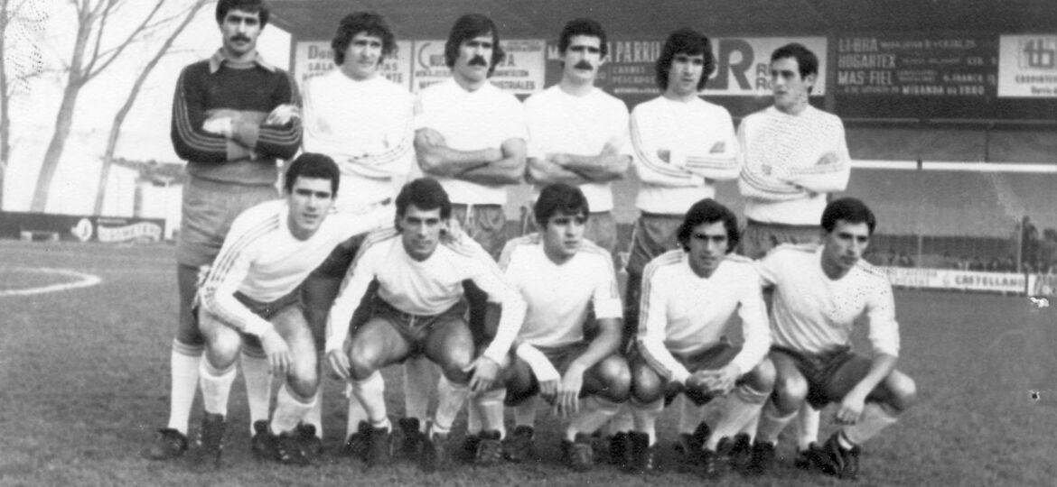 Formación blanquiazul, el 15 de enero de 1979, en su visita al Mirandés. De izquierda a derecha, Domínguez, Aparicio, Manolo, Belmonte, Paco, Navarro (de pie), Abad, Alberto, Julio, Román y Larrañaga (ACAN)