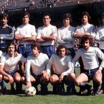 Formación blanquiazul, el 9 de marzo de 1980, en la visita al filial colchonero, en el Vicente Calderón. De izquierda a derecha, Domínguez, Julio, Diego, Paco, Mini, Slavdor (de pie), Alberto, Manolo, Humberto, Román y Víctor (ACAN)