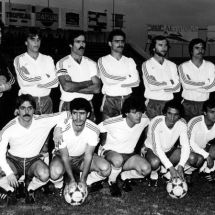 Formación blanquiazul, el 21 de febrero de 1981, en la visita del Alcalá. De izquierda a derecha, Álvaro, Juan Miguel, Manolo, Quico, Lolo, Lolín (de pie), Chalo, David, Barrios, Salvador y Ayala (ACAN)