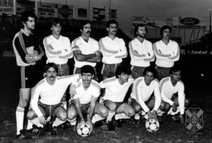 Formación blanquiazul, el 21 de febrero de 1981, en la visita del Alcalá. De izquierda a derecha, Álvaro, Juan Miguel, Manolo, Quico, Lolo, Lolín (de pie), Chalo, David, Barrios, Salvador y Ayala (ACAN)