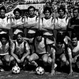 Formación blanquiazul que recibió al Ensidesa, el 21 de febrero de 1982. De izquierda a derecha, Diego, Mini, Chelo, Berto, Juan Miguel, Domingo (de pie), Alberto, Chalo, Álvarez, David y Lolín (ACAN)