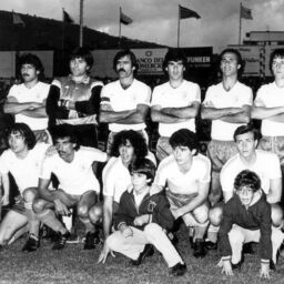 Formación blanquiazul que recibió al Sporting Atlético, el 17 de abril de 1983. De izquierda a derecha, Mini, Aguirreoa, Manolo, Paco, Noly, Castro (de pie), Lasaosa, Alberto, Rubén Cano, David y Masqué (ACAN)