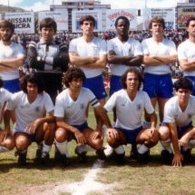 Formación del CD Tenerife, el 27 de mayo de 1984, en la jornada postrera ante el filial del Atlético de Madrid. De izquierda a derecha, Eizmendi, Aguirreoa, Boro, Gilberto, Ordoqui, Camus (de pie), Lasaosa, Rubén Cano, Paco, Noly y David (ACAN)