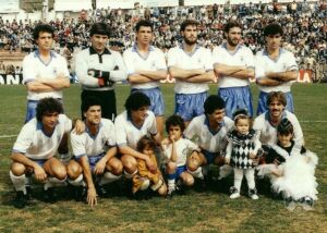 Formación blanquiazul, el 17 de febrero de 1985, cuando recibió al Cartagena. De izquierda a derecha, José Ramón, Aguirreoa, Quique, Boro, Ordoqui, Paco (de pie), Lasaosa, Cundo, Toño, Kiko y Chalo (ACAN)