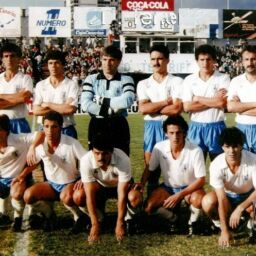 Formación blanquiazul, el 4 de abril de 1987, ante el Albacete. De izquierda a derecha, Pedro Martín, Isidro, Aguirreoa, Tata, Toño, Víctor (de pie), Chalo, Quique, Julio, Salvador y David (ACAN)