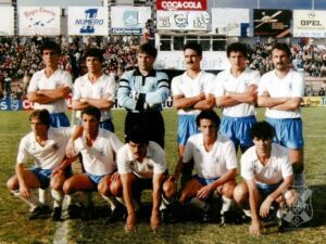 Formación blanquiazul, el 4 de abril de 1987, ante el Albacete. De izquierda a derecha, Pedro Martín, Isidro, Aguirreoa, Tata, Toño, Víctor (de pie), Chalo, Quique, Julio, Salvador y David (ACAN)