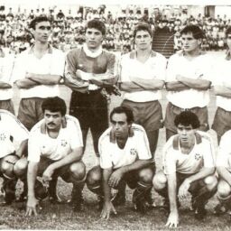 Formación blanquiazul, el 23 de agosto de 1987, en un amistoso ante el Real Murcia. De izquierda a derecha, Camacho, Campello, Aguirreoa, Guina, Toño, Sirvent (de pie), Quique, Julio, Mínguez, David y Chalo (ACAN)