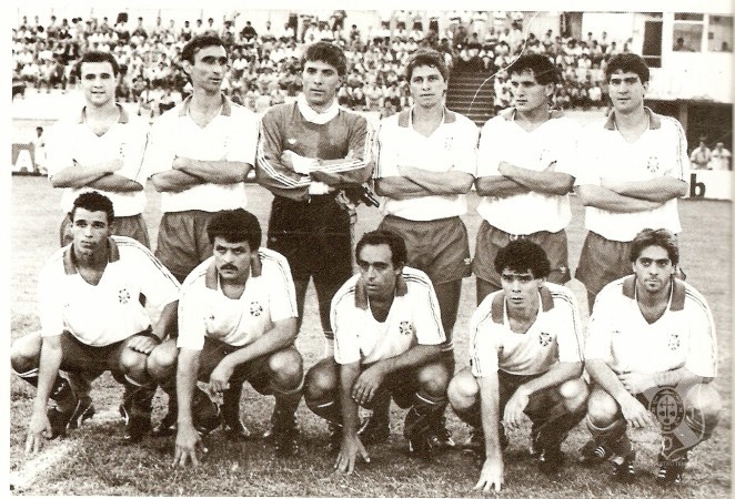Formación blanquiazul, el 23 de agosto de 1987, en un amistoso ante el Real Murcia. De izquierda a derecha, Camacho, Campello, Aguirreoa, Guina, Toño, Sirvent (de pie), Quique, Julio, Mínguez, David y Chalo (ACAN)