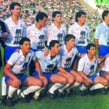 Formación blanquiazul que firmó el ascenso en Sevilla, el 2 de julio de 1989. De izquierda a derecha, Belza, Herrero, El Gharef, Isidro, Toño, Lema (de pie), Rommel, Quique, Guina, Medina y Noriega (ACAN)