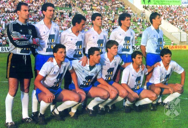 Formación blanquiazul que firmó el ascenso en Sevilla, el 2 de julio de 1989. De izquierda a derecha, Belza, Herrero, El Gharef, Isidro, Toño, Lema (de pie), Rommel, Quique, Guina, Medina y Noriega (ACAN)