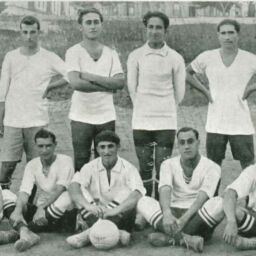 Once original del Tenerife en la temporada 1922-1923. De izquierda a derecha, Víctor, Francisquillo, Bello, Baudet, Cabrera, Cárdenes (de pie), Julio, Raúl, Graciliano, Reyes y Espinosa
