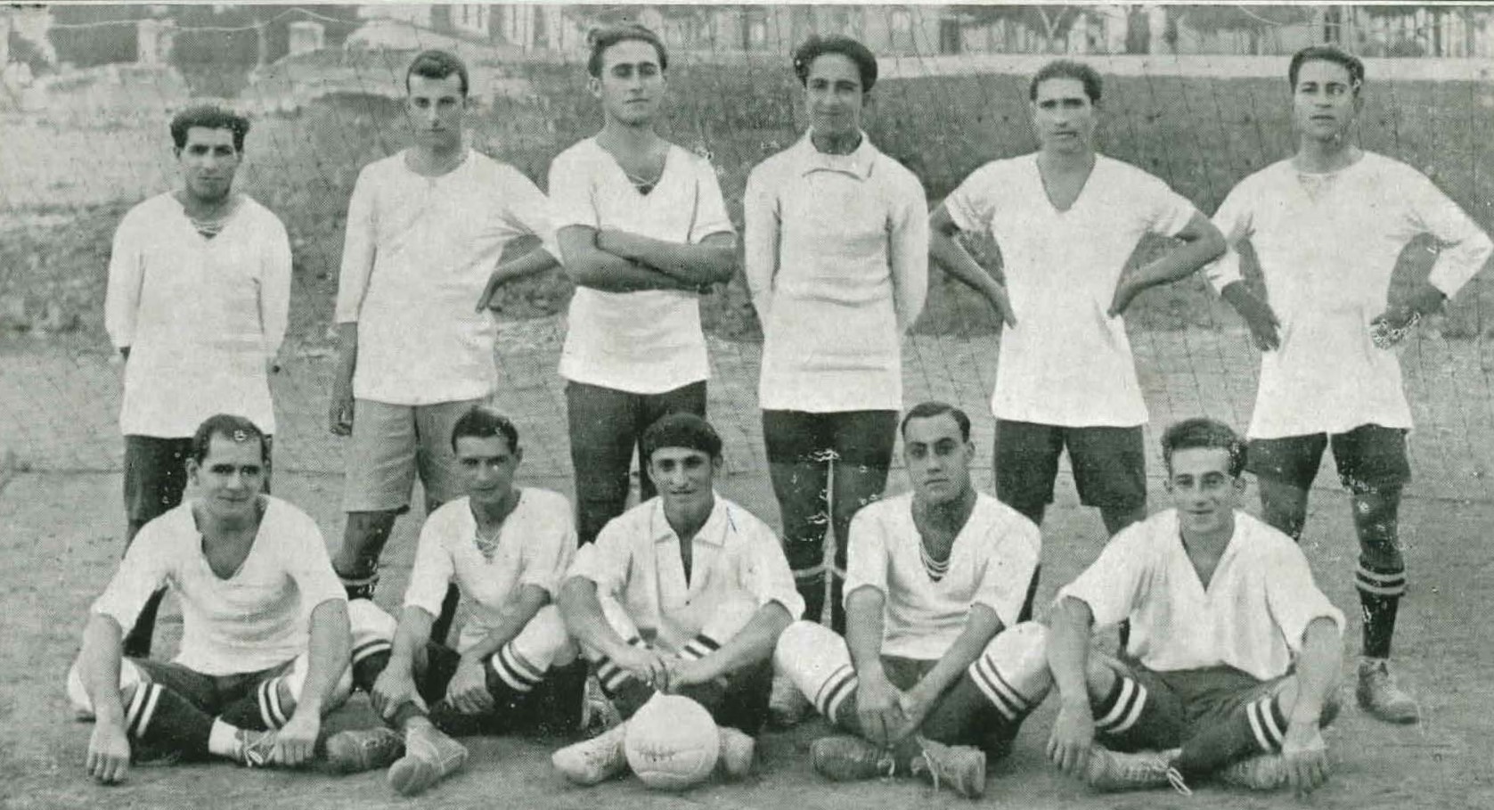 Once original del Tenerife en la temporada 1922-1923. De izquierda a derecha, Víctor, Francisquillo, Bello, Baudet, Cabrera, Cárdenes (de pie), Julio, Raúl, Graciliano, Reyes y Espinosa