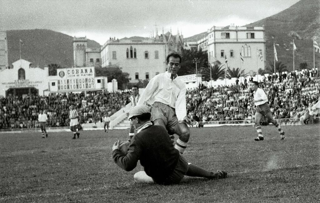 Julito, durante un lance del Tenerife-Jerez Deportivo disputado el 6 de noviembre de 1955 (ARCHIVO CDT/LEGADO PEPE LÓPEZ)