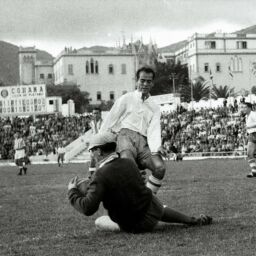 Julito, durante un lance del Tenerife-Jerez Deportivo disputado el 6 de noviembre de 1955 (ARCHIVO CDT/LEGADO PEPE LÓPEZ)